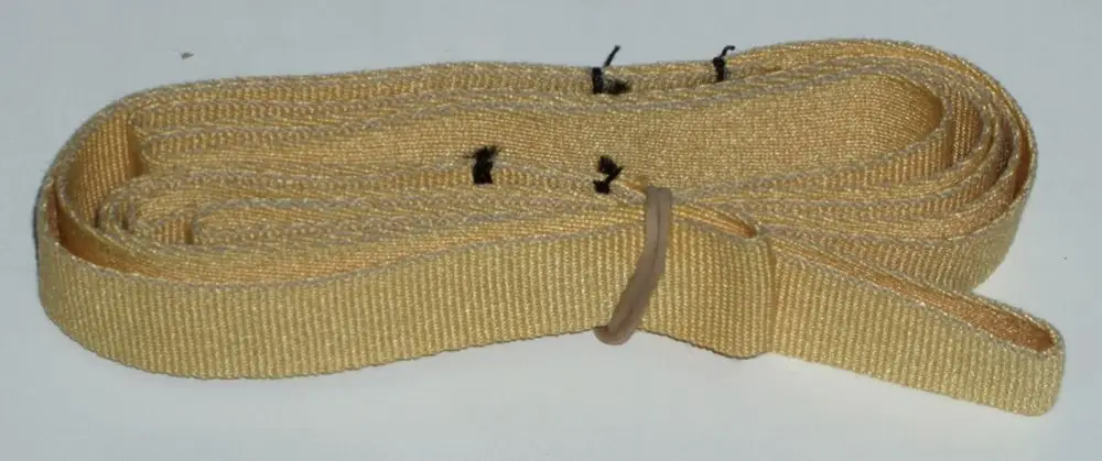 Gelber Riemen, gerollt, mit zwei schwarzen Stichen und einem Gummiband zur Sicherung. Kann für Produkte von Daikin, wie Altherma, verwendet werden.